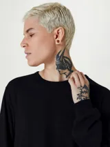 Remera básica de manga larga con cuello redondo, confeccionada en tejido liso de algodón.