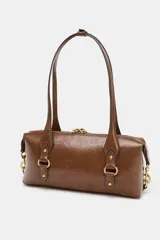 Bolso de hombro con acabado efecto craquelado en color marrón oscuro. Presenta doble asa de hombro, cierre superior con cremallera y detalles metálicos dorados en la parte frontal y laterales.