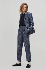 Blazer clásico confeccionado en taffeta con estampado de leopardo en tonos azulados, con solapas de muesca y cierre frontal de un botón.