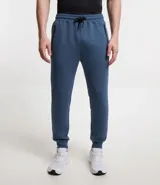 Pantalón deportivo masculino liso color negro, con ajuste elástico en la cintura y bolsillos laterales.
