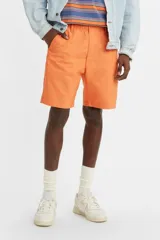 Bermuda naranja de gabardina con cintura elastizada y bolsillos laterales.