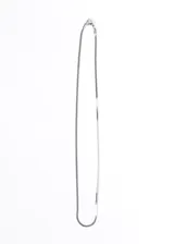 Cadena plateada de acero quirúrgico con eslabones tipo serpiente de 2mm de ancho y 45cm de largo.