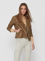 Campera biker corta de cuero sintético negro con cierre frontal asimétrico, solapas con muesca, bolsillos con cierre y detalles acolchados en las mangas.