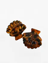 Pack de dos pinzas para el pelo con diseño de concha marina, en tono carey marrón y negro.