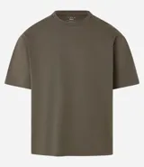 Remera masculina color verde oliva, modelo boxy fit, con cuello redondo y mangas cortas. Incorpora tecnología Dry para un tacto frío en el interior y está confeccionada con algodón en el exterior.