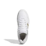 Championes Adidas modelo Hoops 3.0 Bold, de diseño urbano con plataforma. Presentan una base blanca con las icónicas tres tiras laterales en color dorado metalizado y detalles a juego en el talón.