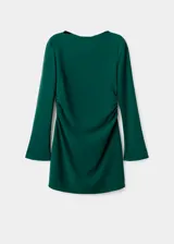 Vestido corto de color verde esmeralda, con cuello barco, manga larga y diseño entallado con detalles de fruncidos en los laterales.