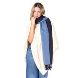 Bufanda de tejido de punto bicolor, con un lado en azul claro y el otro en azul oscuro, terminada con flecos en los extremos.