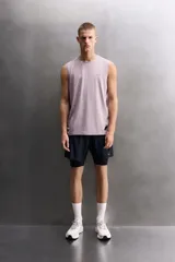 Musculosa de entrenamiento Zara Athleticz, confeccionada en tejido técnico ligero y elástico con zonas perforadas para mayor transpirabilidad. Presenta cuello redondo, corte regular fit y detalle de logo estampado en el pecho y el ruedo.