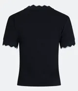 Top de manga corta ajustado al cuerpo, color marrón oscuro, con cuello redondo y bordes festoneados en color crema o beige claro.