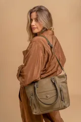 Cartera tipo tote de diseño estructurado en símil cuero, con doble asa rígida y correa regulable. Presenta múltiples bolsillos frontales con cierre y solapa, ofreciendo un estilo versátil y espacioso.