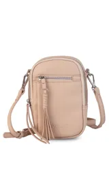 Bandolera compacta color rosado, con correa regulable y desmontable. Tiene apertura superior, bolsillo frontal con cierre y detalle de borla, y bolsillo trasero sin cierre. El interior está forrado en tela y cuenta con un bolsillo adicional.