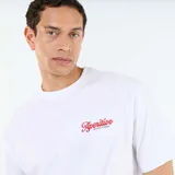 Remera blanca de manga corta con pequeño estampado rojo en el pecho con la inscripción "Aperitivo".
