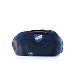 Bolso deportivo azul marino con detalles en rojo y el escudo del Club Nacional de Football estampado. Incluye logo de Umbro y diseño geométrico en la parte inferior.