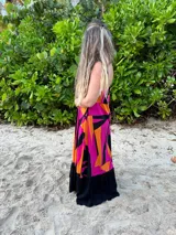 Vestido largo de fibrana con estampado abstracto en tonos fucsia, naranja y negro.