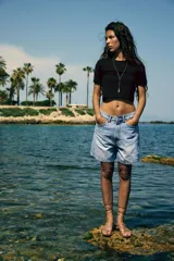 Camiseta cropped color amarillo, de corte slim fit, cuello redondo y manga corta.