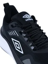 Championes deportivos Umbro modelo Boltalk, color negro con detalles en blanco. Presentan una capellada de malla transpirable con refuerzos sintéticos y una suela de goma blanca con amortiguación.