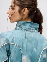 Short holgado con pretina elástica y diseño abstracto en tonos marrones y verdes.