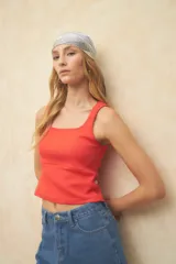 Top de algodón color coral, con escote cuadrado y breteles anchos.