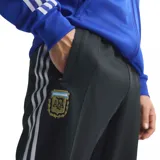 Pantalón deportivo Adidas de la selección argentina, color negro con franjas laterales blancas. Presenta el escudo de la AFA bordado en la pierna derecha y el logo de Adidas Originals en la izquierda. Cuenta con cintura elástica y ajuste cómodo.