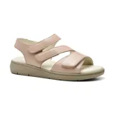 Sandalias bajas color rosa claro con tres tiras horizontales con velcro y tira trasera.