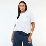 Camiseta blanca de corte oversize, con mangas cortas y un pequeño estampado gráfico verde en el pecho.
