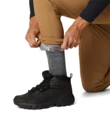 Pantalón de senderismo color marrón, con tecnología Omni-Heat™ termorreflectante y acabado Omni-Shield™ repelente a la humedad y manchas. Cuenta con bolsillos laterales, bolsillos traseros y un bolsillo de seguridad con cremallera.