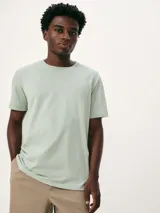 Camiseta básica de manga corta y cuello redondo, color rojo oscuro.