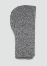 Bufanda de tejido de punto en color gris melange, con diseño rectangular y textura suave.