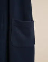 Bata de polar color azul, con cuello solapa, mangas largas, bolsillos laterales y lazo ajustable en la cintura.