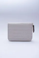 Billetera marrón tipo sobre con cierre de cremallera, confeccionada en cuero con textura tipo cocodrilo y forro textil rojo. Cuenta con múltiples ranuras para tarjetas, documentos y billetes.