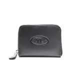 Billetera mediana de cuero vacuno color negro, con cierre perimetral y aplique ovalado con el logotipo grabado en relieve en el centro.