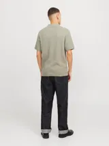 Polo de manga corta confeccionado en tejido de punto estructurado con textura sutil. Presenta cuello clásico, cierre frontal con botones y ajuste regular.