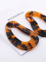 Par de aros colgantes con forma irregular, color carey.
