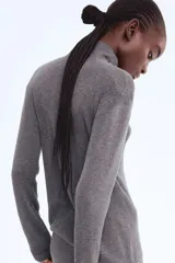 Top de punto fino color gris oscuro, de manga larga y cuello alto.