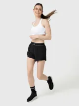Short deportivo 2 en 1 de color negro, con short interior ajustado y short exterior holgado. Presenta una cintura elástica ancha con detalle de líneas blancas y logo, además de bolsillos laterales invisibles.