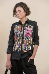 Camisa de manga larga color negro con arte abstracto pintado a mano por Carolina De Cunto en tonos rosa, fucsia y cobre. Cuenta con cuello clásico, cierre frontal con botones y un bolsillo en el pecho.