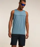 Bermuda deportiva gris con cintura elástica, cordón de ajuste, bolsillos con cremallera, recorte lateral con agujeritos y abertura en el bajo.