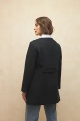 Tapado largo color crema, de paño, con cuello a la base y botones redondos veteados.