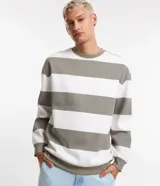 Buzo de algodón y poliéster con cuello redondo y mangas largas. Diseño a rayas horizontales en color blanco y gris. Puños y bajo acanalados.