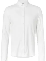 Camisa blanca de algodón orgánico, corte slim, manga larga, cuello clásico, cierre frontal con botones, bolsillo de parche en el pecho y logo de Calvin Klein.