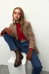 Guantes sin dedos color marrón de tejido de punto acanalado.