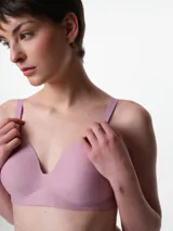 Soutien de microfibra color rosado, con diseño sin aros y copas preformadas.