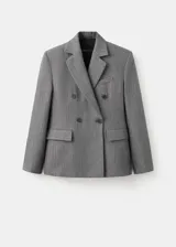 Blazer cruzado de corte recto y tejido jaspeado gris, con solapas de muesca, bolsillos laterales con solapa, bolsillo de ribete en el pecho y cierre de botones delanteros.