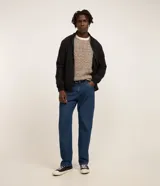 Campera bomber Marfinno para hombre, de color negro, confeccionada en poliamida con elastano y forro de poliéster. Cuenta con cuello alto, cierre frontal por cremallera y elástico en puños y cintura.