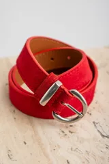 Cinto de gamuza color rojo con hebilla metálica plateada.