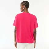 Camiseta de manga corta en color rosa vibrante, con escote en pico y corte estándar.