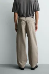 Pantalón balloon fit de algodón con efecto lavado, corte holgado y diseño tipo cargo. Cuenta con bolsillos delanteros, bolsillos traseros de parche y trabillas para cinturón.