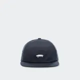 Gorra negra con visera plana y logo de skate bordado en blanco.