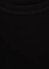 Camiseta básica de manga larga en color negro, con cuello redondo y diseño recto de corte ajustado.